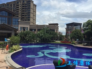 东莞游泳池工程公司告诉你导致游泳池变色的因素